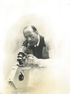 Carlos Lopes Pereira (1ª geração) entrou na profissão de oculista.
